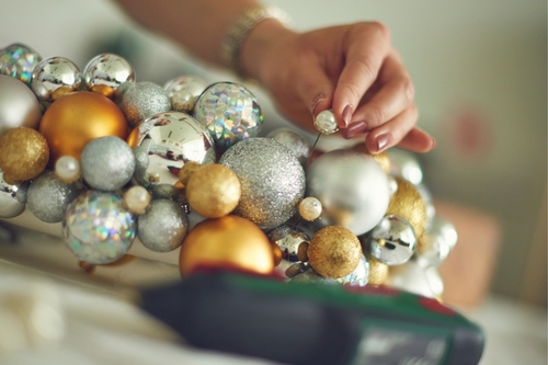 świąteczny wianek z bombek choinkowych świąteczny wianek z bombek choinkowych